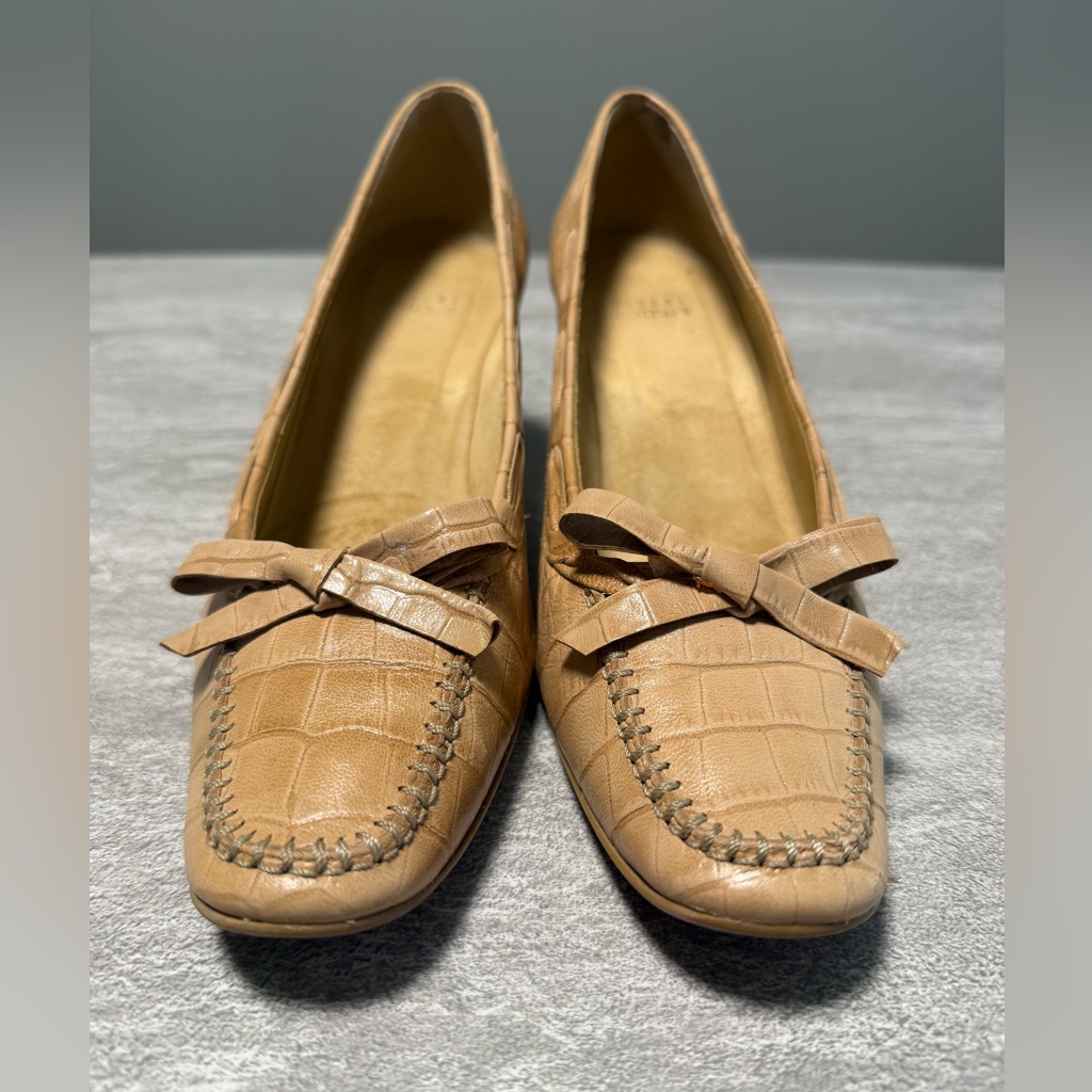 Stuart Weitzman "Glovemid" Kitten Heels Brown Crocodile-Embossed Leather Size 9
